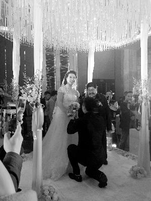 大力士吕小军变温柔小男人 甜蜜迎娶10年爱人(图)