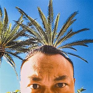 陈奕迅晒搞笑自拍照 自嘲额头像小山丘(图)