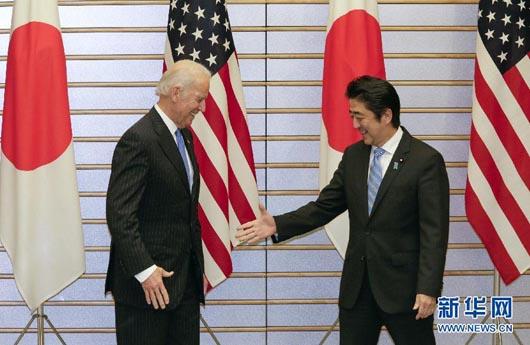 12月3日,在位于东京的日本首相官邸,日本首相安倍晋三(右)会见美国副总统拜登。新华社发