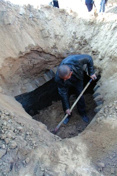 甘肃施工工地挖出两处汉砖墓葬图