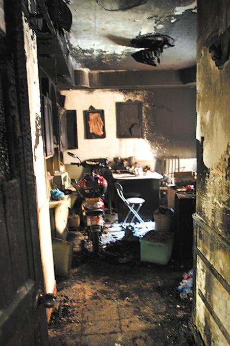 小区住宅一楼半夜失火居民楼道口喊救命图