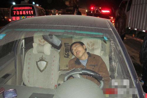 男子醉酒驾车撞伤2人后在车内呼呼大睡图