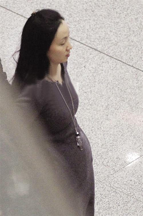 陶虹挺大肚素颜现身徐峥家要添老二图