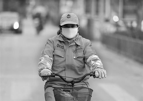 昨日在省城泉城路,环卫工戴上口罩应对雾霾天气 记者刘畅摄老人们常用