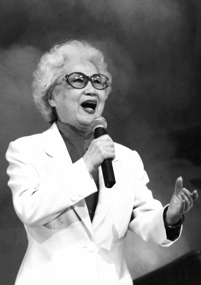 粤剧大师红线女去世曾写纸条劝邓小平不要吸烟