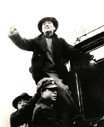 一二九运动领导人之一黄敬登上电车发表演说