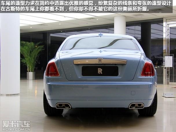 2014款劳斯莱斯古斯特的车尾造型同样优雅,没有纷繁复杂的线条和造型