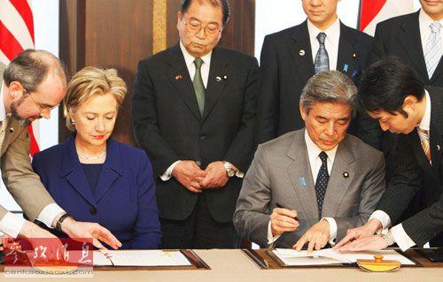 资料图片:2009年2月17日,美日签署驻冲绳美国海军陆战队迁移至关岛协定。新华社发