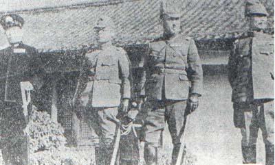 入城式后站在国民政府行政院前的日军战地指挥官——南京大屠杀元凶。右起为松井石根、朝香宫鸠彦、柳川平助、长谷川清。