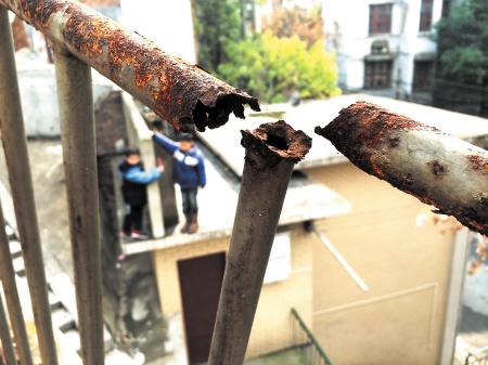 人行台阶护坡年久失修护栏多处锈断学生曾摔骨折