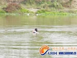 消防供图女子只穿内衣和裤子,跳进冰冷的河水中游泳,面对岸上群众和