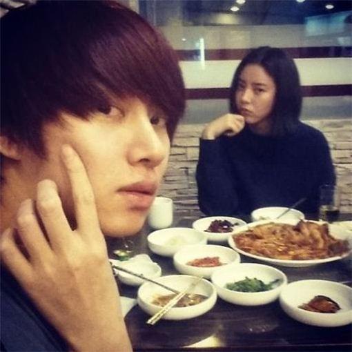 金希澈孙丹菲晒圣诞喝酒自拍照图