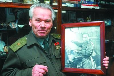 卡拉什尼科夫(左)和美国m16的设计师尤金·斯通纳合影.