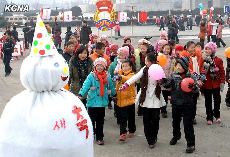 朝鲜平壤市民喜迎2014新年(朝中社图片)