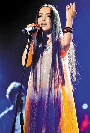 ▼曹轩宾(左),haya乐团主唱代青塔娜等代表各自联队参加第四场"金钟奖