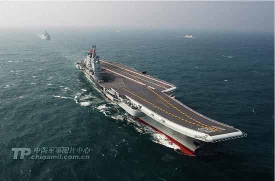中国第一艘航空母舰辽宁舰顺利完成为期37天的南海海域科研试验和训练,1月1日上午返航靠泊青岛某军港。