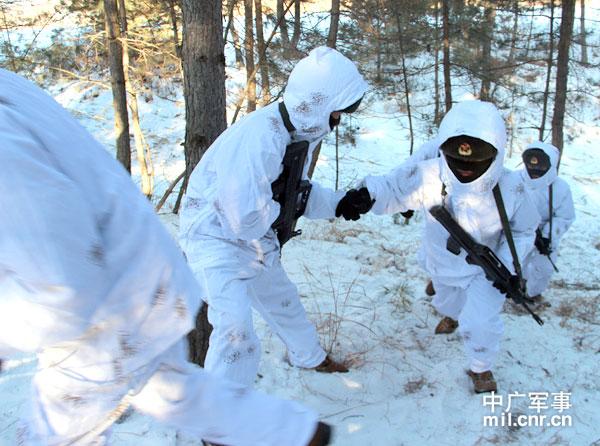 沈阳军区某装甲旅拉练雪地伪装穿山林图