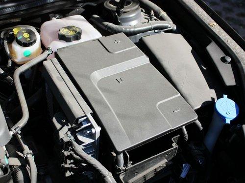 上汽荣威 3.0l 自动 蓄电池特写