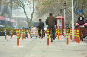 南京撤梅花桩再现违停 设与撤考验城市管理