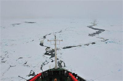 “雪龙”压裂坚冰成功突围 破冰用时十几个小时