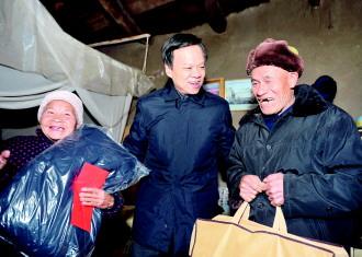 1月5日,省委书记赵克志在威宁县牛棚镇三河村考察,走访慰问当地贫困户