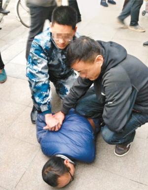 男子街头抢劫 路过市民合力将其摁倒在地(图)-中新网