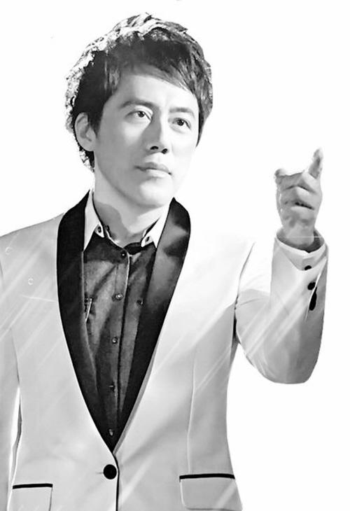 《我是歌手》第二季首期节目中,兼任歌手和主持人的"苦情王子"张宇仅