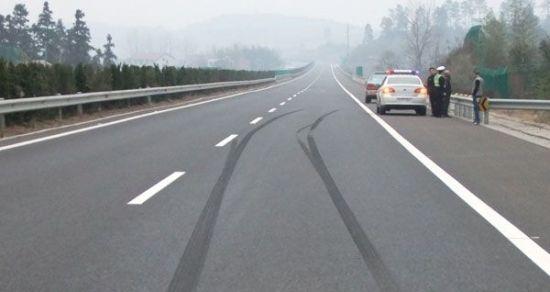 1月7日,衡炎高速公路,被劫持的的士刹车留下了长长的刹车印.