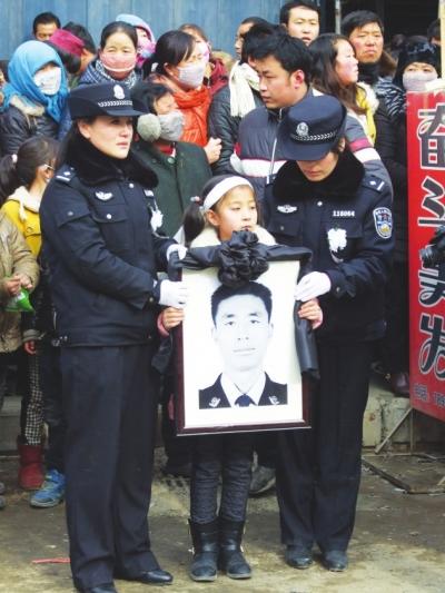 甘肃定西市岷县一民警抓捕毒贩时牺牲万人送别