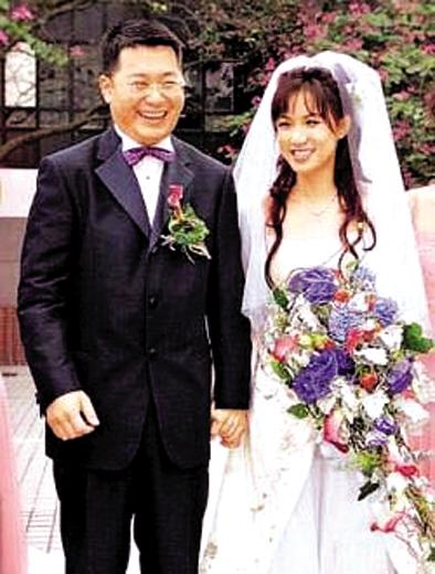 据香港媒体报道,下月满41岁的黎瑞恩传陷婚变危机,其夫曾智明爆出"