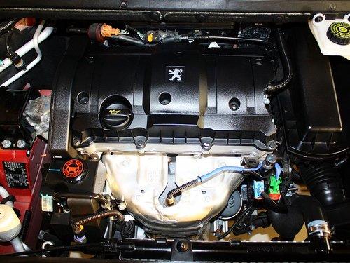 东风标致 307 1.6l mt 发动机主体特写