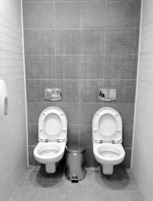 冬奥会场馆现有趣一幕卫生间出现两个马桶图