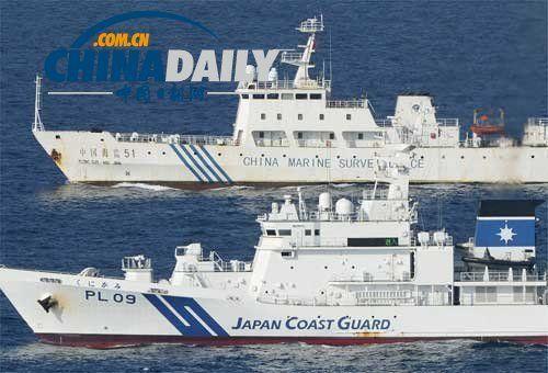 中国海监船在钓鱼岛附近海域监视日本船只与日本海上保安厅船只并行。(资料图片)