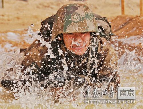 解放军从严从难练兵三九天泥水中匍匐图