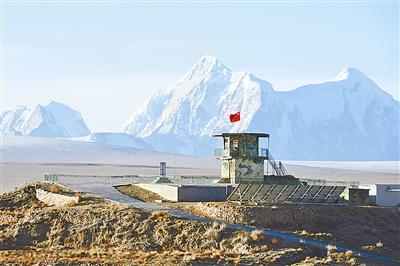 1月14日,大红喜字和对联贴在西藏日喀则军分区海拔4900米的塔克逊哨所