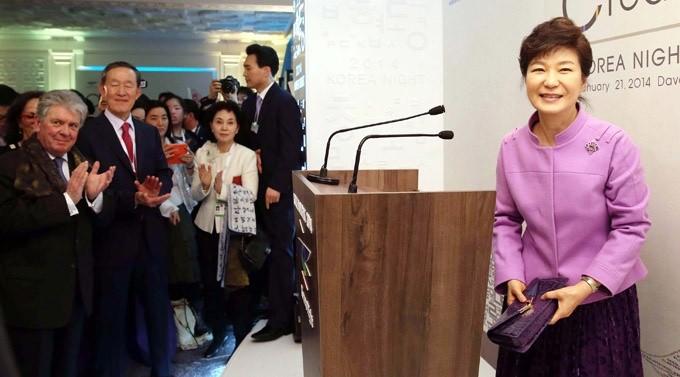 朴槿惠达沃斯论坛穿过气百褶裙被吐槽像毛毯