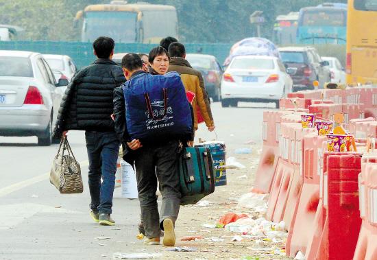 广东多条高速公路堵车严重有车主随地小便图