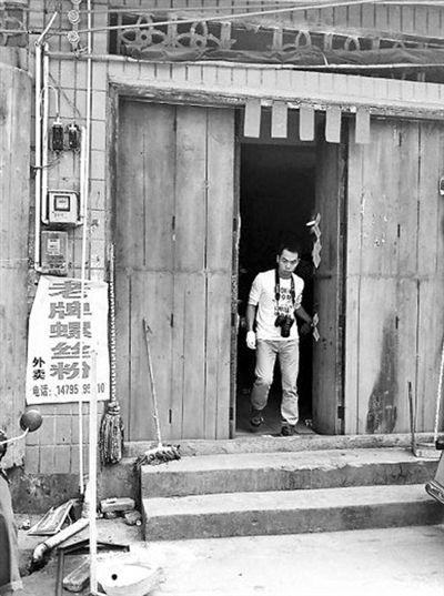 2013年10月28日22时许,广西平南县大鹏镇发生一起杀人案。案发后工作人员勘查现场。