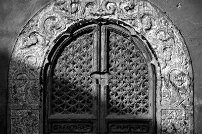 由于长期缺乏保护,拈花寺石雕上的花纹已变得十分模糊,损坏情况严重。