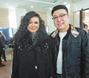 在《我是歌手2》的后台,罗琦与本报记者合影罗琦与老公jan那晚,记者把