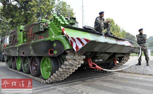 ����ͼƬ��2009��1��23�գ���ӡ���׶��µ��һ��ӡ��װ�׳��ڹ������ı�����ȫ�̲���ǰ�Ⱥ��볡���»������������