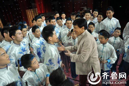 1��28�����Ӵ������һ�β����ֳ������ǳ���Ϊһ����ݴ����������������ϡ���70������ɽ��ʡ�����л���У��С��Ա�������͡���ǿ/��