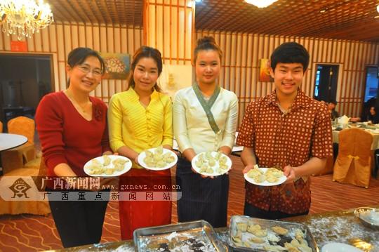 东盟留学生欢度中国年 开心包饺子贴“福”字(图)