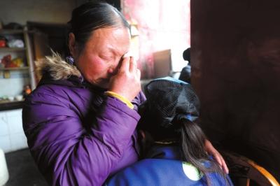 到家后母女相拥而泣。