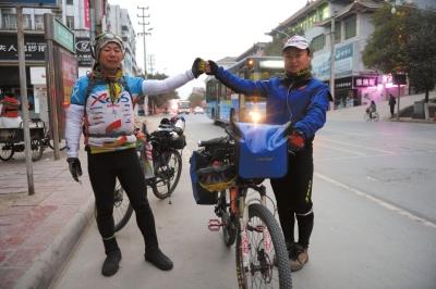 同伴与燕子(右)在广元分手,为燕子加油。