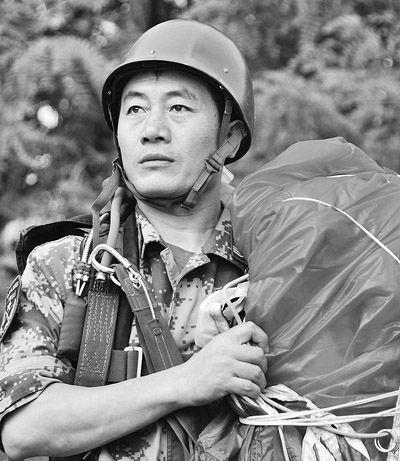 老兵伞降次数超1500次称随时准备与死神过招