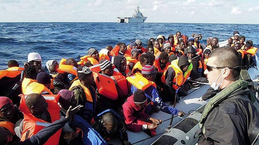 意大利海军解救1100多名被困海上偷渡客图