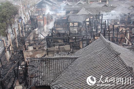 房屋已被成片烧毁(刘福平 摄)