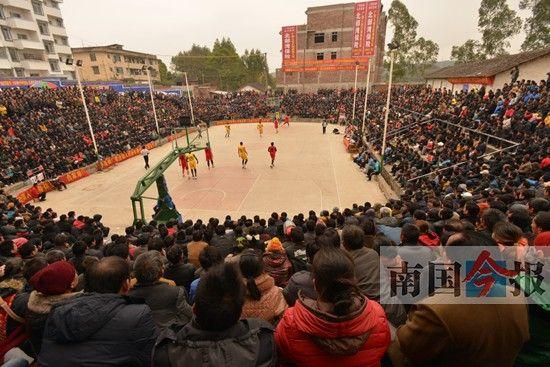 篮球场座无虚席。李威宏 摄