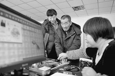 内蒙古锡林郭勒盟乌拉盖管理区从2013年开始实施“城乡牧区一体化”养老保险制度,打破养老保险的城乡壁垒,实现城乡牧区居民在参保条件、缴费、个人账户管理及养老待遇方面一致。图为乌拉盖管理区社保局工作人员在为67岁的寇满良(左二)老人录入指纹,办理养老金。 新华社记者 任军川摄